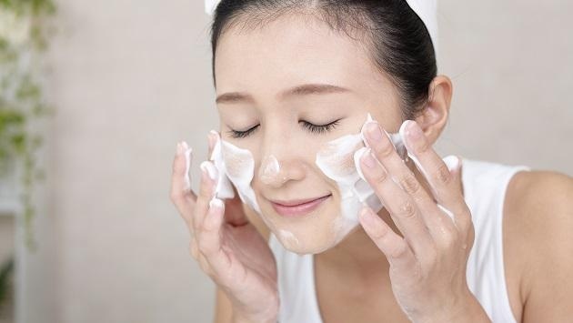 Làm sạch da là bước quan trọng đầu tiên trong cách chăm sóc da mặt đẹp.