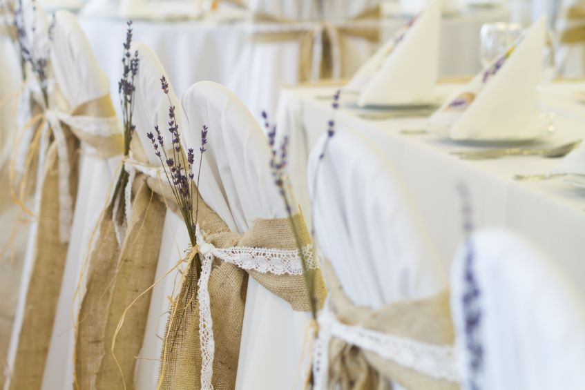 Cách khắc phục vết bẩn trên áo phủ ghế tiệc cưới
