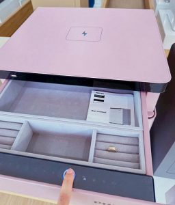 Két sắt Philips SBX301 có khóa vân tay đặt trên nóc, dễ dàng thao tác