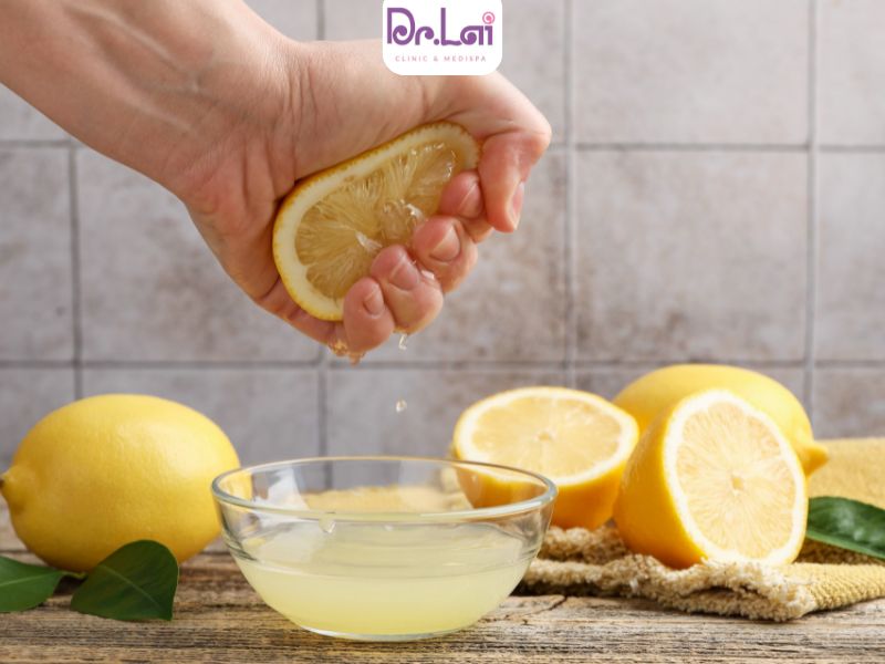 Nước chanh giúp tẩy tế bào chết nhẹ và làm mờ đốm sắc tố